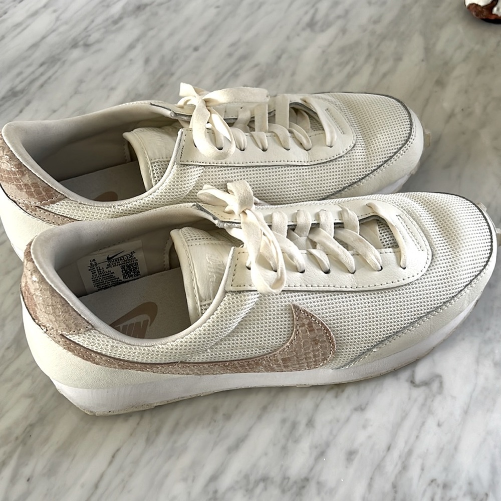 Women’s NIKE DAYBREAK Sneaker